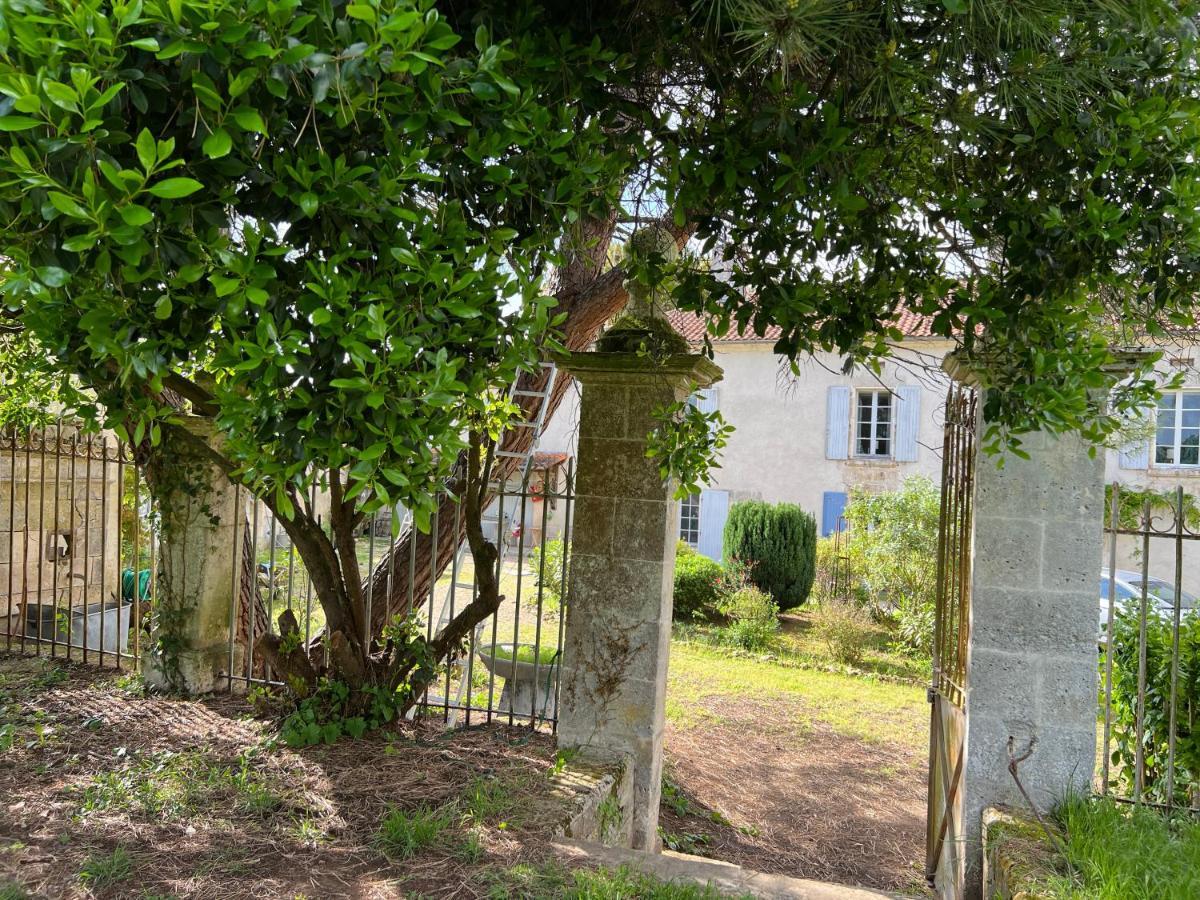 Bed and Breakfast Le Loriot Champagne-et-Fontaine Екстер'єр фото